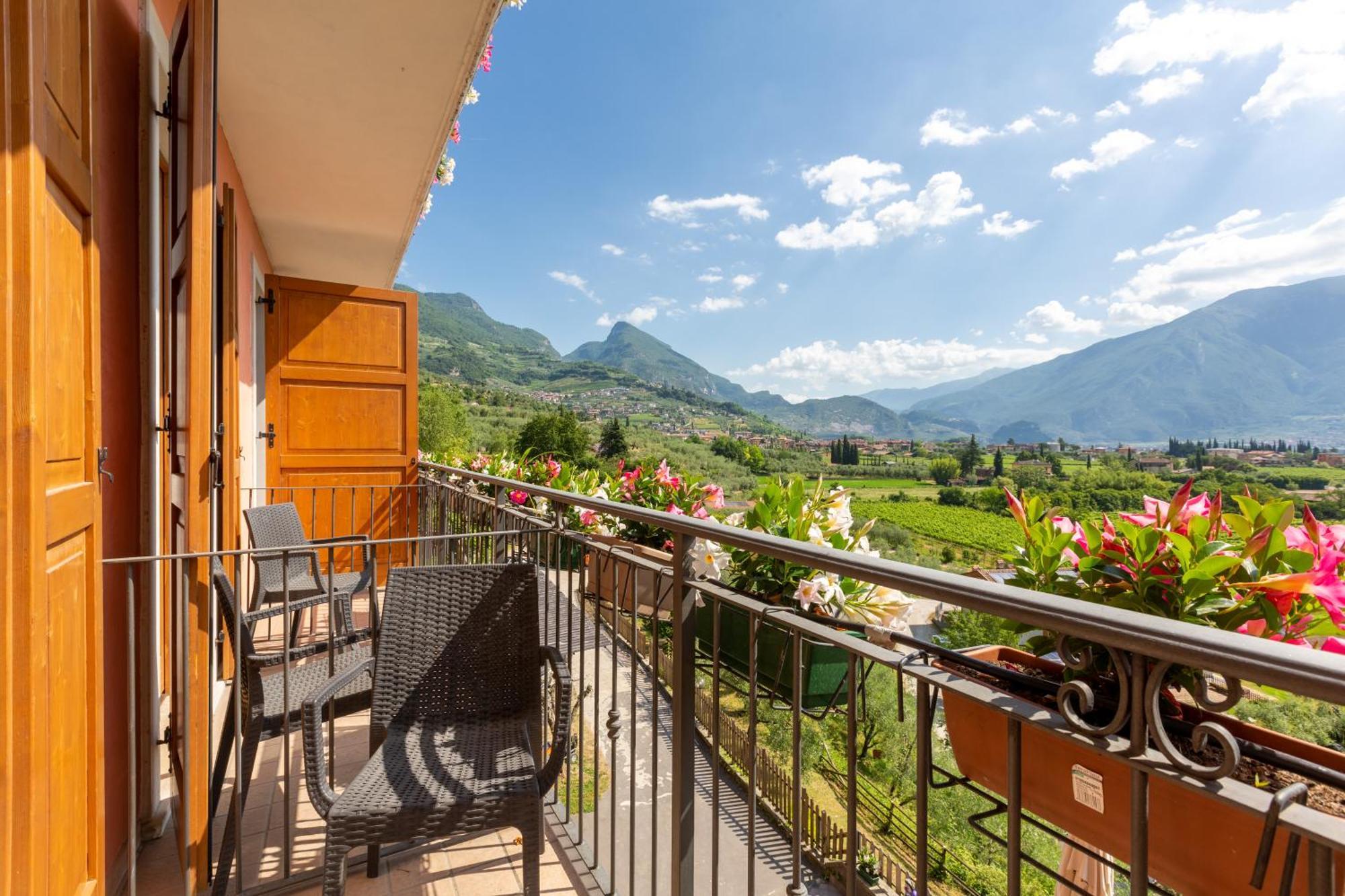Doppel-/Zweibettzimmer mit Balkon
